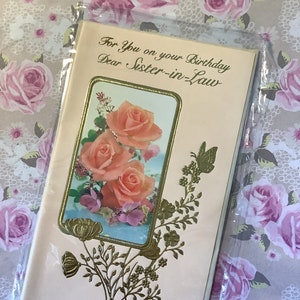 RARO e bellissimo biglietto d'auguri originale vintage degli anni '70 circa "Per te nel giorno del tuo compleanno, cara cognata" con foto retrò di graziose rose rosa - Biglietto nostalgico