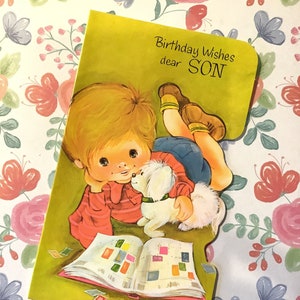 EXTREMAMENTE RARO Vintage/Retro por volta de 1960 'Desejos de aniversário querido filho' Cartão 'Coleta de selos' Design de menino e cachorro branco - Verso doce - Kitsch