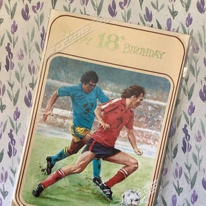 RARE carte vintage des années 1970 « Happy 18th Birthday » avec un superbe design nostalgique d'un match de football - carte des amateurs de football/soccer/vintage