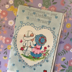 Cartão raro vintage da década de 1980 'Parabéns pelo seu primeiro aniversário de casamento' - Design fofo de casal de ursinho de pelúcia e verso doce - Amantes retrô