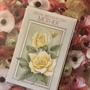 Tarjeta vintage de alrededor de 1980 'Special Birthday Love Mother' con un diseño de rosas amarillas muy bonito y un verso dulce y sentimental - Tarjeta para guardar