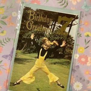 Cartão RARO Vintage/Retro Circa 1970 'Saudações de Aniversário 7 Hoje' - Cartão com foto retrô de linda garota - Um cartão para guardar - Cartão nostálgico - Cartão de suporte de TV