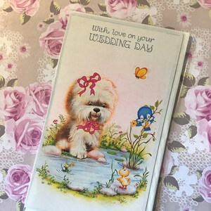 Sensationelle Vintage/Retro unbenutzte circa 1970er Jahre 'With Love On Your Wedding Day' Karte - süßer Hund, Drossel, Schmetterling und Enten-Design & süße Verse