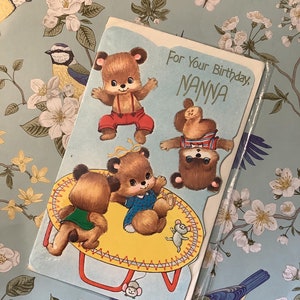Cartão RARO vintage/retro por volta dos anos 1970 'Para seu aniversário, Nanna' com lindo design de ursos de 'trampolim' - Amante da nostalgia - Doce verso dentro