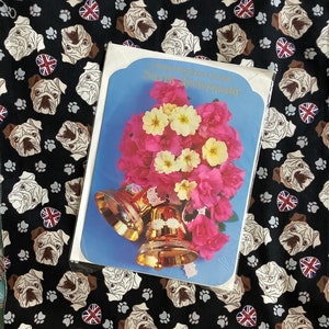 ZELDZAME Vintage Circa jaren 1970 Grote 'Gefeliciteerd met uw zilveren jubileum' Bells & Mooie Bloemen Retro Fotokaart met Sentimenteel Vers