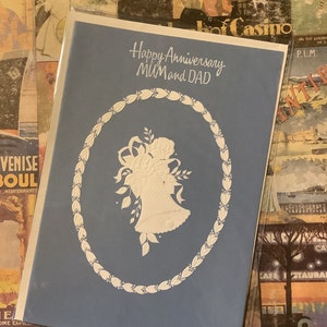 PRACHTIGE zeldzame vintage kaart uit de jaren 60 'Happy Anniversary mama en papa' 'Wedgwood Blue' stijl kaartklokken en bloemdessin - lief, sentimenteel vers