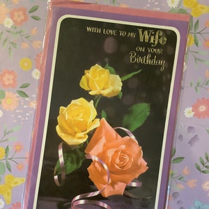 LINDO vintage por volta de 1970 'Com amor para minha esposa no seu aniversário' Grande cartão com foto floral retrô bonito - verso doce - um cartão para guardar