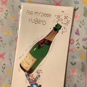 Biglietto di auguri di compleanno vintage anni '90 "Per il mio caro marito" con un ragazzo e una grande bottiglia di champagne - Biglietto umoristico - Biglietto per marito amante dello champagne