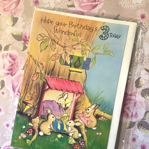 Cartão Vintage EXTREMAMENTE RARO, por volta de 1960, 'Espero que seu aniversário seja maravilhoso 3 hoje' - Design adorável de casa de família de coelho - Verso doce-Nostalgia