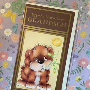 Cartão RARO, vintage/retro, da década de 1970, "Feliz Aniversário para um Neto Querido", com um cachorrinho ADORÁVEL segurando uma flor na boca! Lindo!