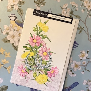 Zeldzame vintage circa jaren 1980 onze trouwdagkaart met prachtige bloemen en een paar hoefijzers ontwerp - kaart tot frame - eenvoudige groet
