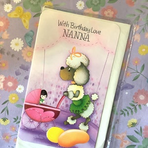 Cartão RARO Vintage/Retro por volta dos anos 1970 'With Birthday Love Nanna' com Poodle Fofo Empurrando um Carrinho de Bebê Cartão Doce e Pensativo Verso Nostálgico