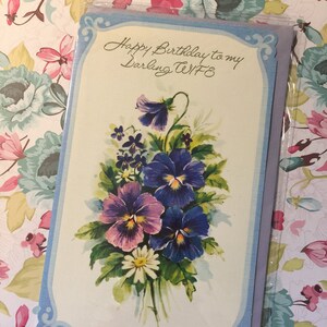 SCHÖNE Vintage Circa 1970er Jahre 'Happy Birthday to my Darling Wife' Karte mit einem hübschen Blumenmuster - süße Verskarte - A Card to Treasure