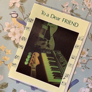 RARE True Vintage Circa 1980s 'To a Dear Friend' Cartão de aniversário com foto retrô divertido com guitarras e teclado - Cartão de amante de música - Nostalgia