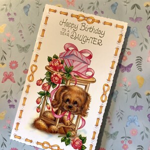 Cartão RARE Vintage Circa 1980 'Feliz aniversário para uma querida filha' com cachorrinho ADORÁVEL e design de presente - verso doce - cartão divertido e nostálgico