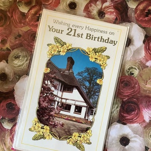 RARO cartão vintage da década de 1970 "Desejando toda a felicidade no seu 21º aniversário" IMPRESSIONANTE cartão de fotos com casa de palha retrô e lindo jardim floral