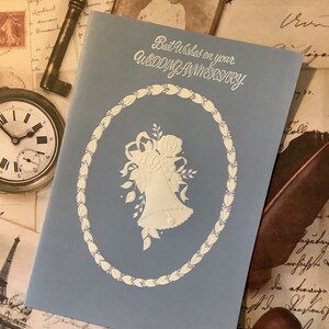 Impresionante y rara tarjeta vintage de la década de 1960 con el texto "Mis mejores deseos en tu aniversario de bodas", estilo "Wedgwood Blue", con diseño floral y campanas - Sweet Verse