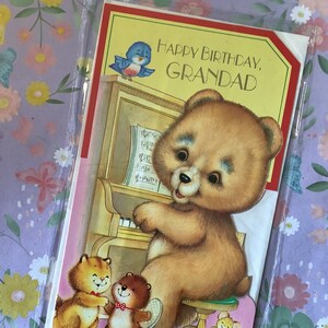 Raro vero biglietto vintage/retrò degli anni '70 "Buon compleanno, nonno" con un simpatico orsetto che suona il pianoforte e altri animali dal design divertente, biglietto nostalgico