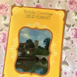 ZELDZAME & FABULOUS Vintage jaren 70 'Verjaardagsgroeten beste echtgenoot' prachtige retro 'dorpsscène' fotokaart met plastic voorkant - sentimenteel vers