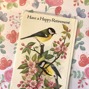 RARA carta vintage degli anni '60 circa "Hai una felice pensione" disegnata da Eve Boote con un bellissimo disegno di uccelli da giardino e un verso dolce e sentimentale