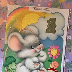 RARO Grande Vintage/Retro Circa 1970s ADORÁVEL Cartão de 1º Aniversário - Design Bonito, Kitsch de Coelho e Arco-Íris - Cartão de Aniversário Divertido - Cartão de Adereço de Filme