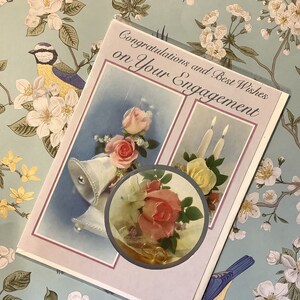 RARE Vintage Circa 1970s Herzlichen Glückwunsch und die besten Wünsche auf Ihrer Verlobungskarte Hübsche Bells & Roses Design Kitsch Karte für Vintage Lovers