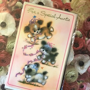 Raro vero vintage degli anni '80 circa 'Per una zia speciale' Biglietto di compleanno con cani carini, farfalle e grazioso design floreale Vintage/Amante dei cani zia