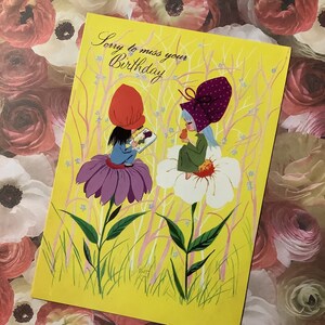 Cartão tardio vintage retrô extremamente raro, por volta de 1960, 'Desculpe perder seu aniversário' - Kitsch Girls & Floral Design by Betty - Cartão nostálgico