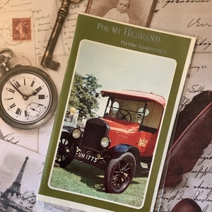 Cartão fotográfico retrô EXTREMAMENTE RARO vintage por volta dos anos 1960 'Para meu marido em nosso aniversário' apresentando um verso doce de carro clássico - marido fã de carro