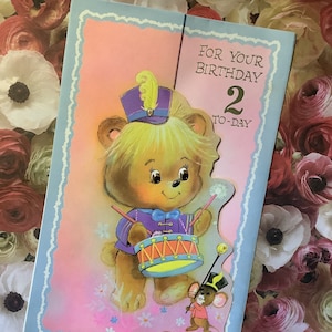 Cartão vintage EXTREMAMENTE RARO, por volta de 1960, 'Para seu aniversário 2 hoje' - Urso baterista no design do circo - Cartão grande e quádruplo para guardar