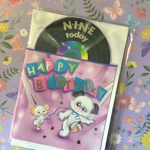 ZELDZAME vintage/retro kaart 'Happy Birthday 9 Today' uit circa jaren 1970 - schattig, kitsch dansende hond en muis ontwerp muziek/dansliefhebber kaart - lief vers