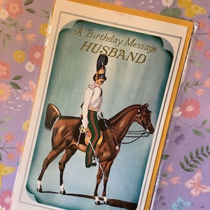 Cartão retrô EXTREMAMENTE RARO vintage por volta de 1960 'Uma mensagem de aniversário do marido' com design de cavaleiro em um cavalo - Verso doce - Cartão nostálgico