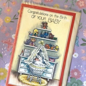Estremamente RARA cartolina vintage degli anni '60 circa "Congratulazioni per la nascita del tuo bambino" con ADORABILE bambino in un design da cameretta per bambini, versi sentimentali