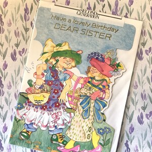 RARO vintage degli anni '80 circa 'Buon compleanno caro sorella' - Design da bambina super carina che gioca a 'Travestimento' - Versetto dolce - Ventaglio retrò