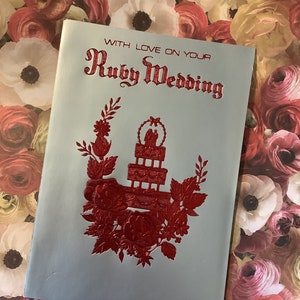 ZELDZAME ONGEBRUIKTE Vintage Circa jaren 1970 'With Love On Your Ruby Wedding' Verjaardagskaart Mooi ontwerp - 40-jarig jubileum - Kaart tot schat