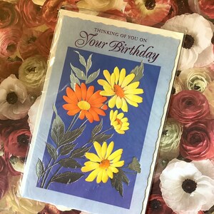 RARE Vintage Circa 1970 'Thinking Of You On Your Birthday' Card con STUNNING Floral Design -Floral Fantasy Card con Sweet Verse Nostalgia