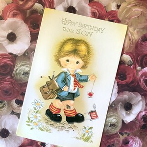 Cartão raro vintage de 'Feliz Aniversário, Querido Filho', da década de 1970 - Design retrô kitsch fofo de um estudante de aparência 'desleixada' e sardenta - Cartão nostálgico