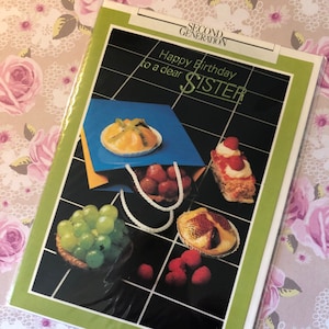 RARO cartão fotográfico retrô 'Feliz aniversário para uma querida irmã' da década de 1980 com tema de bolo - Irmã que ama bolos e frutas - Saudação doce - Fã dos anos 80