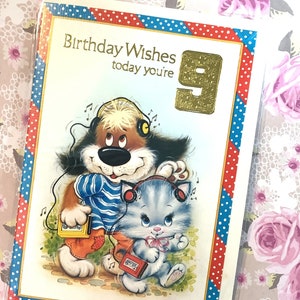 Cartão RARO Vintage/Retro da década de 1970 'Desejos de aniversário hoje você tem 9' - Gato e cachorro fofos ouvindo música no Walkmans Design Cartão nostálgico