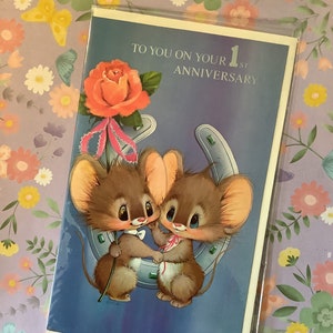 Cartão vintage/retro MUITO raro, por volta dos anos 1970, "Para você no seu primeiro aniversário" - Design de mouse super kitsch - Cartão de aniversário para amantes vintage/retro