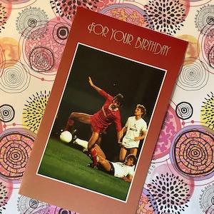 Raro cartão com foto retrô vintage dos anos 80 'para seu aniversário' apresentando uma partida de futebol entre Liverpool e Tottenham Hotspur - cartão de fã de futebol de futebol