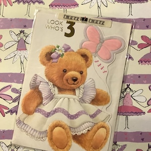 SELTENE Vintage/Retro Circa 1980s Geburtstagskarte 'Look Who's 3' - Süßes Teddybär- & Schmetterlingsdrachen-Design - Nostalgische Karte - Eine Karte zum Schätzen