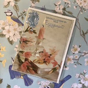 Biglietto d'auguri vintage estremamente raro degli anni '70 circa "Congratulazioni per il tuo fidanzamento" - Biglietto con foto retrò - Un biglietto kitsch perfetto per gli amanti del vintage