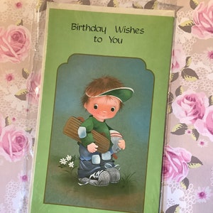 Cartão RARE Vintage Circa 1970 'Birthday Wishes to You' - Bonito Kitsch Big Eyed Boy segurando um design de skate - Cartão de aniversário nostálgico