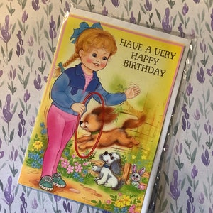 RARO biglietto d'auguri vintage/retrò degli anni '80 circa "Buon compleanno" - Bambina carina che fa esercizio con il suo cane - Versetto dolce - Biglietto nostalgico
