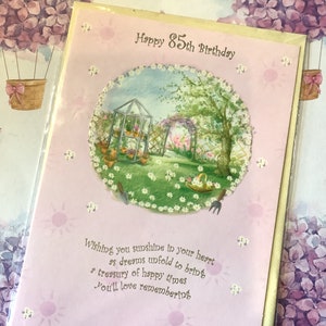 Hermosa tarjeta vintage alrededor de la década de 1990 'Feliz 85 cumpleaños' - bonito, rosa diseño de jardinería - Sweet Verse - Tarjeta de amigo / pariente amante de la jardinería