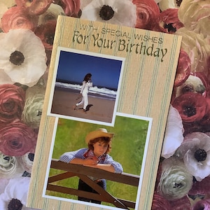 Cartão fotográfico retrô MUITO RARO, vintage/retro, dos anos 80, "Com votos especiais para o seu aniversário", com uma garota na praia e uma cowgirl! Kitsch