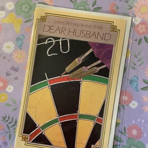 RARE vintage/Rétro Circa années 1980 « Loving Birthday Wishes To My Dear Husband » Carte « Darts » Design sur le thème - Sweet Verse - Darts Loving Husband