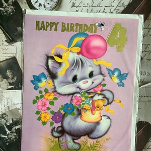 RARO Grande A4 Vintage/Retro Circa 1970s ADORÁVEL Feliz Aniversário 4 Cartão - Kitsch Cat, Bluebirds & Floral Design - Cartão de Adereço de Filme/Teatro