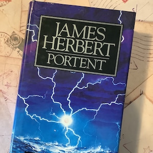Vintage 1993 &#39;Portent&#39; di James Herbert con copertina rigida - Libro da collezione - Regalo di compleanno nostalgico per un fan di James Herbert - Libro di storie dell&#39;orrore